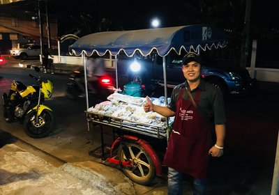 En av de utallige matselgerne som reiser rundt. Hjemme levering. <br />Han her har and som spesialitet.