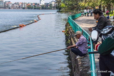 Fiskelykke ved en av de store innsjøene i Hanoi